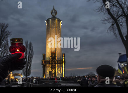 22. November 2014 - ein Mann mit einer Lampe in der Hand als Symbol des Gedenkens der Holodomor – Präsident der Ukraine mit ihrer Frau, kommen Kiew Bürger und Stadtverordneten aller Religionen-Konfessionen zur Gedenkstätte für die Opfer des Holodomor und brennenden Kerzen zum Gedenken an alle Opfer zu Ehren. Heute, 22. November 2014 Petro Poroshenko Holodomor gegenüber unerklärten Krieg in der Ukraine im Jahr 2014. © Igor Golovniov/ZUMA Draht/Alamy Live-Nachrichten Stockfoto
