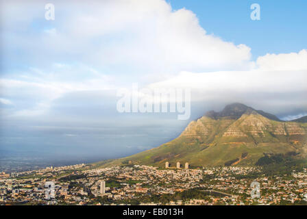 Ein Blick auf den Tafelberg von auf Signal-Hügel in Cape Town, Südafrika. Table Mountain ist ein abgeflachter Berg bilden eine pr Stockfoto