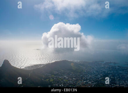 Blick vom Tafelberg in Kapstadt, Südafrika. Table Mountain ist ein abgeflachter Berg bilden ein herausragendes Wahrzeichen Kindertrage Stockfoto