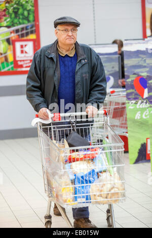 Leute Senior Mann, der im Supermarkt einkauft, Senior Mann, der einen Trolley schiebt Stockfoto