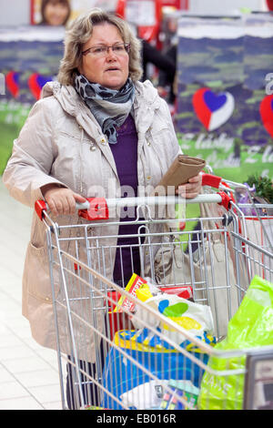 Leute Frau schiebt Einkaufswagen im Supermarkt, Prag, Tschechische Republik Europa Stockfoto