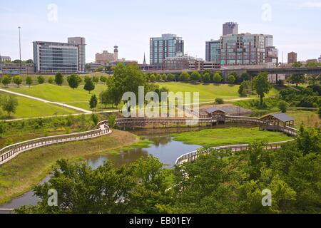 William J. Clinton Presidential Center Park und der Innenstadt von Skyline, Little Rock, Arkansas, USA Stockfoto