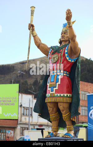 Manco Capac Statue am südlichen Ufer der Meerenge von Tiquina am Titicaca-See in San Pedro de Tiquina, Bolivien Stockfoto