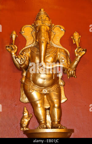 Goldene Farbe Idol stehender Ganesha in Kudroli-Gokarnanatheswara-Tempel in Mangalore, Karnataka, Indien, Asien Stockfoto