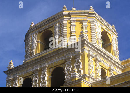 La Merced Kirche (1552) ist das auffälligste kolonialen Gebäude in Antigua, Guatemala, Mittelamerika Stockfoto