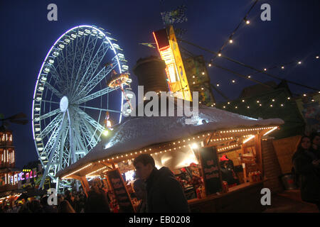 London UK - 22. November 2014. Das Winter-Wunderland-Riesenrad dominiert die Skyline der Hyde Park. Der freundliche Familienpark am Hyde Park am 21. Dezember eröffnet und läuft un bis zu 4. Januar 2015. Foto: David Mbiyu / Alamy Live News Stockfoto