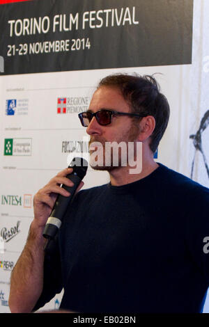 Turin, Italien, 22. November 2014. Italienische Schauspieler Valerio Mastrandrea beantwortet eine Frage während der Pressekonferenz seines Films "Ogni maledetto Natale' Torino Film Festival. Stockfoto