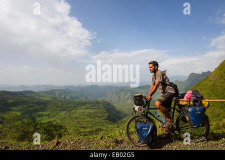 Radfahren in den Highlands Nord-Äthiopien Stockfoto