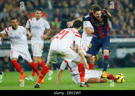 Barcelona, Spanien. 22. November 2014. Barcelonas Lionel Messi (1. R) konkurriert während der spanischen ersten Abteilung Fußball Spiel gegen Sevilla am Stadion Camp Nou in Barcelona, Spanien, am 22. November 2014. Barcelona gewann 5: 1, mit 3 Toren von Messi, den Rekord von Telmo Zarra in der spanischen Fußball-Liga mit 253 Ziele brach. Bildnachweis: Pau Barrena/Xinhua/Alamy Live-Nachrichten Stockfoto