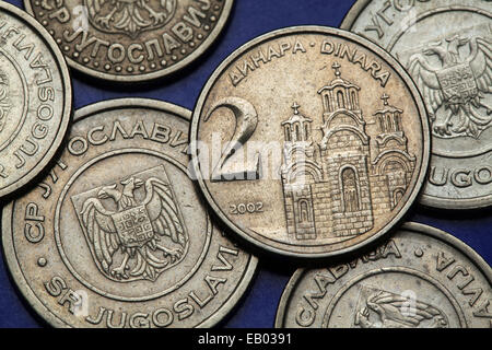 Münzen von Jugoslawien. Gracanica Kloster im Kosovo auf die jugoslawische zwei Novi Dinar Münze abgebildet (2002). Stockfoto