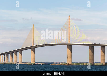 Die Bob Graham Sunshine Skyway Bridge überspannt Tampa Bay, Florida, mit einer Schrägseilbrücke Hauptspannweite 4,1 Meilen lang. Stockfoto