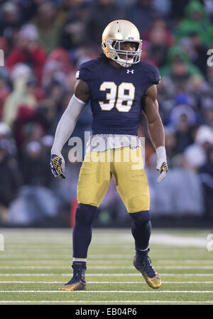 South Bend, Indiana, USA. 22. November 2014. Notre Dame Linebacker Jaylon Smith (38) während der NCAA Football Spiel Action zwischen den Notre Dame Fighting Irish und die Louisville Cardinals im Stadium der Notre Dame in South Bend, Indiana. Louisville besiegte Notre Dame 31-28. © Csm/Alamy Live-Nachrichten Stockfoto