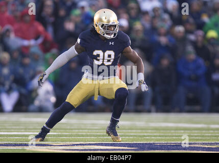 South Bend, Indiana, USA. 22. November 2014. Notre Dame Linebacker Jaylon Smith (38) während der NCAA Football Spiel Action zwischen den Notre Dame Fighting Irish und die Louisville Cardinals im Stadium der Notre Dame in South Bend, Indiana. Louisville besiegte Notre Dame 31-28. © Csm/Alamy Live-Nachrichten Stockfoto