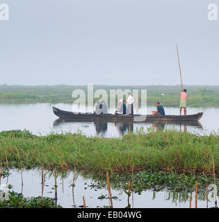 Touristen in einem Kanu erkunden die Backwaters von Kerala, Indien Stockfoto