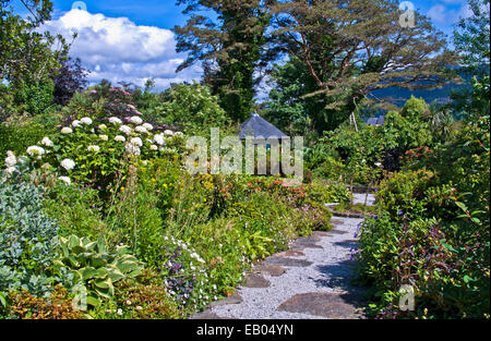 Geschützten Garten mit Sträuchern und Staudenrabatten in Blüte im Sommersonnenschein, Plockton, Wester Ross, Schottisches Hochland Stockfoto