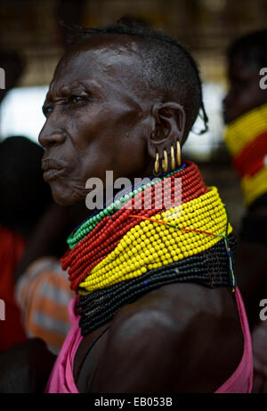 Halsketten, Ohrringe und Frisur der Frauen Turkana, Kenia Stockfoto