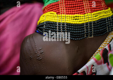 Turkana-Frau zeigt die Scarification auf ihrer Haut, Kenia Stockfoto