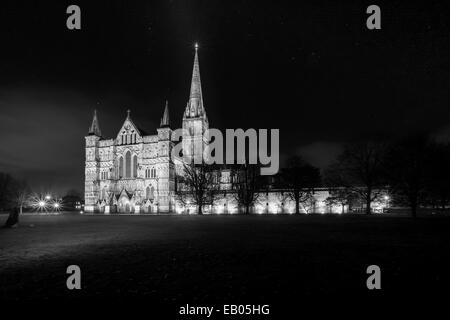 Kathedrale von Salisbury in einer sternenklaren Nacht beleuchtet Stockfoto