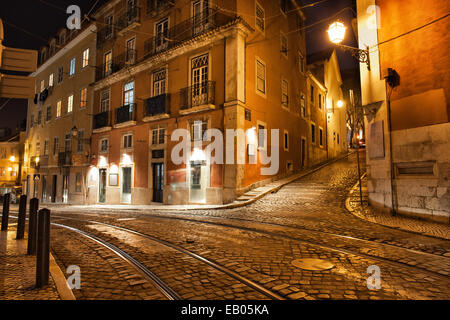 Stadt von Lissabon in Portugal in der Nacht, Largo Santa Luzia Straße mit Straßenbahnlinie der berühmten Straßenbahn 28. Stockfoto