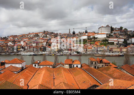 Stadt von Porto in Portugal, Blick über Weinkeller Dächer in Richtung Altstadt entlang den Fluss Douro. Stockfoto