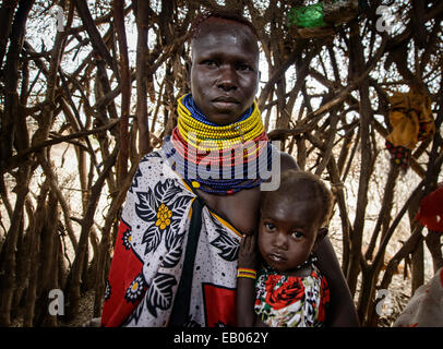 Turkana-Frau mit Baby tragen traditionelle Halsketten, Kenia Stockfoto