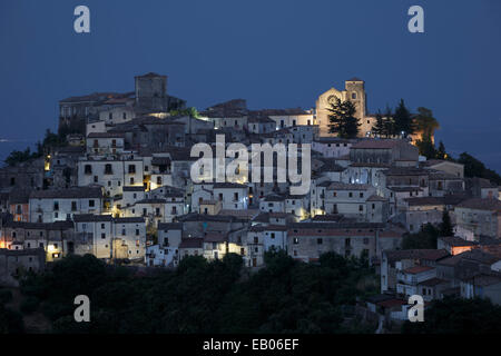 Nachtansicht der mittelalterlichen Stadt von Altomonte, Kalabrien, Italien. Stockfoto