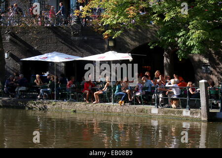 Winkel Van Sinkel, junge Studenten auf einer Terrasse entlang der alten mittelalterlichen Kajen Oudegracht Canal in der Innenstadt von Utrecht, Niederlande Stockfoto