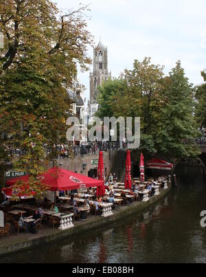 Terrasse an der alten mittelalterlichen Kais entlang Oudegracht Kanal in die alte Innere Stadt Utrecht, Niederlande Stockfoto