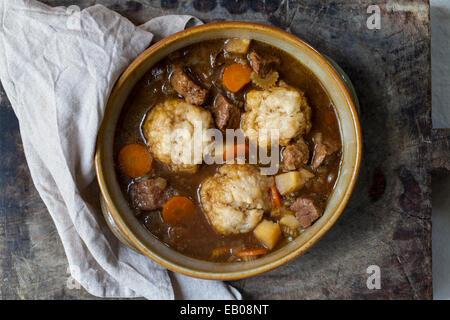 Rindsgulasch mit Knödel Stockfoto