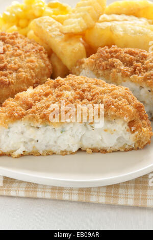 Cod Fischkuchen mit Chips und Zuckermais. Stockfoto