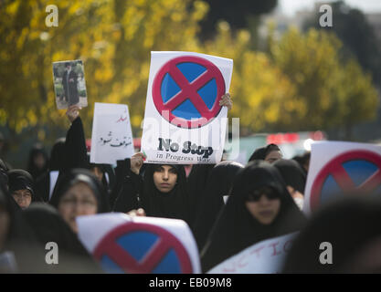 Teheran, Iran. 23. November 2014. 23. November 2014 - Teheran - iranischer Basidschi (paramilitärische Einheit) Studentinnen halten Plakate während einer Versammlung zur Unterstützung Irans Atomprogramm vor Atomenergie-Organisation Irans Gebäude in Teheran. Morteza Nikoubazl/ZUMAPRESS © Morteza Nikoubazl/ZUMA Draht/Alamy Live-Nachrichten Stockfoto