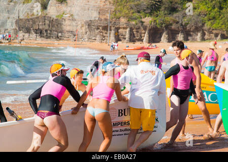 Der Sommer Surfbootrennen-Karnevalswettbewerb zwischen Surfclubs an Sydneys nördlichen Stränden beginnt am Bilgola Beach, Sydney, Australien Stockfoto