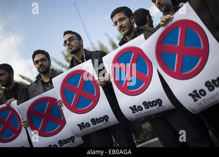 Teheran, Iran. 23. November 2014. 23. November 2014 - Teheran - iranischer Basidschi (paramilitärische Einheit) Studenten halten Plakate während einer Versammlung zur Unterstützung Irans Atomprogramm vor Atomenergie-Organisation Irans Gebäude in Teheran. Morteza Nikoubazl/ZUMAPRESS Credit: Morteza Nikoubazl/ZUMA Draht/Alamy Live-Nachrichten Stockfoto