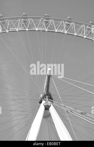 Nahaufnahme von der Spitze des London Eye in schwarz / weiß Stockfoto