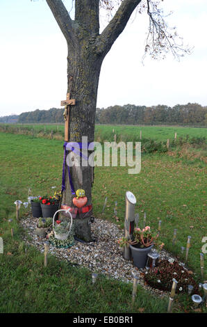 am Straßenrand Denkmal nach tödlichen Verkehrsunfalls Niederlande Stockfoto