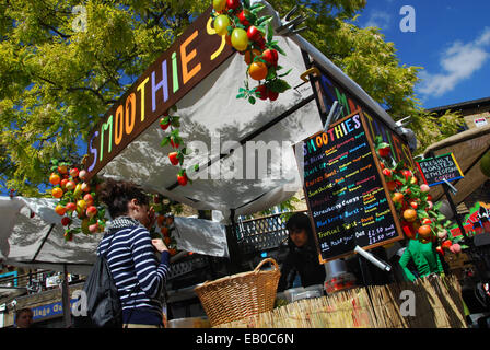 Verkauf von Smoothies in Camden Lock Market London UK Stockfoto