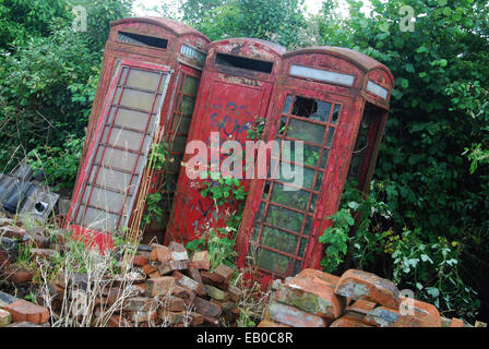 heruntergekommene klassische rote Telefonzellen Stockfoto