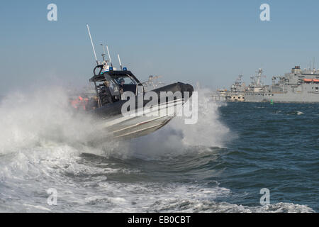 US-Küste Gardisten an Bord eines kleinen Bootes Maritime Security Response Team Durchführung eine Übung in der Chesapeake Bay 20. November 2014 in Portsmouth, Virginia. Stockfoto