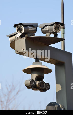 Nahaufnahme von drei Infrarot-CCTV-Überwachungskameras Stockfoto