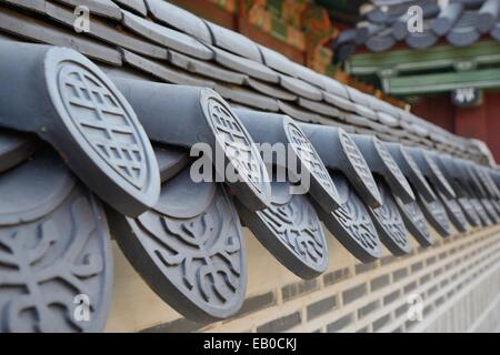 Detail der koreanischen traditionellen Dachziegel in gyeongbokgung Stockfoto