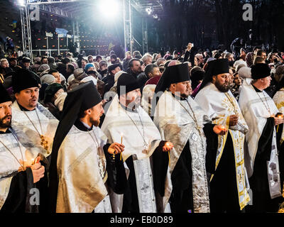 Kiew, Ukraine. 22. November 2014. Gebet für die Ukraine--am 22. November die ukrainische Nation erinnert an die Opfer von Hungersnöten (Holodomors) und politische Unterdrückung. Dieses Datum wird jedes Jahr am vierten Samstag im November geehrt. Bildnachweis: Igor Golovnov/Alamy Live-Nachrichten Stockfoto