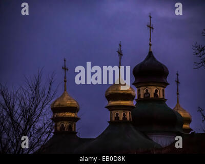 Kiew, Ukraine. 22. November 2014. Kievo-Pecherska Lavra. --Am 22. November erinnert an die Opfer von Hungersnöten (Holodomors) und politische Unterdrückung die ukrainische Nation. Dieses Datum wird jedes Jahr am vierten Samstag im November geehrt. Bildnachweis: Igor Golovnov/Alamy Live-Nachrichten Stockfoto