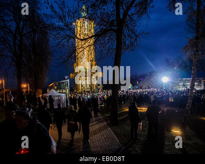 Kiew, Ukraine. 22. November 2014. Am 22. November erinnert an die Opfer von Hungersnöten (Holodomors) und politische Unterdrückung die ukrainische Nation. Dieses Datum wird jedes Jahr am vierten Samstag im November geehrt. Bildnachweis: Igor Golovnov/Alamy Live-Nachrichten Stockfoto