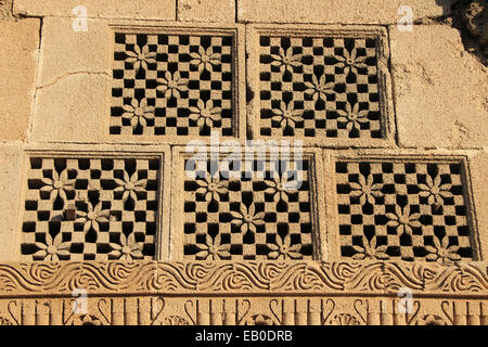 Fünf identische Fensterscheiben gemeißelt in Stein am Rukmini Tempel am Meeresstrand in Dwaraka, Gujarat, Indien, Asien Stockfoto