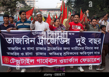 Dhaka, Bangladesch. 23. November 2014. Opfer von Tazreen Fashion machte Protest vor Presseclub anspruchsvolle Strafe für den Fabrikbesitzer Tazreen Fashion und Entschädigung der Opfer von der 2012-Fabrik Feuer in Savar, etwa 30 Kilometer nördlich von Dhaka. Mindestens 124 Menschen starben in einem massiven Blaze die mehrstöckigen Textilfabrik am Stadtrand der Hauptstadt von Bangladesch in eine der schlimmsten Tragödien, Feuer im Land am 25. November 2012 verschlungen. Bildnachweis: Zakir Hossain Chowdhury Zakir/Alamy Live-Nachrichten Stockfoto