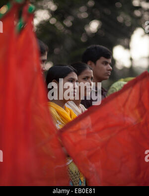 Dhaka, Bangladesch. 23. November 2014. Opfer von Tazreen Fashion machte Protest vor Presseclub anspruchsvolle Strafe für den Fabrikbesitzer Tazreen Fashion und Entschädigung der Opfer von der 2012-Fabrik Feuer in Savar, etwa 30 Kilometer nördlich von Dhaka. Mindestens 124 Menschen starben in einem massiven Blaze die mehrstöckigen Textilfabrik am Stadtrand der Hauptstadt von Bangladesch in eine der schlimmsten Tragödien, Feuer im Land am 25. November 2012 verschlungen. Bildnachweis: Zakir Hossain Chowdhury Zakir/Alamy Live-Nachrichten Stockfoto