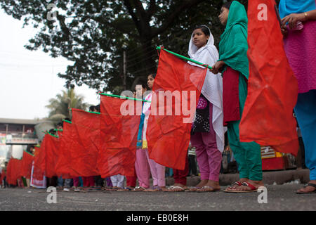 Dhaka, Bangladesch. 23. November 2014. Opfer von Tazreen Fashion machte Protest vor Presseclub anspruchsvolle Strafe für den Fabrikbesitzer Tazreen Fashion und Entschädigung der Opfer von der 2012-Fabrik Feuer in Savar, etwa 30 Kilometer nördlich von Dhaka. Mindestens 124 Menschen starben in einem massiven Blaze die mehrstöckigen Textilfabrik am Stadtrand der Hauptstadt von Bangladesch in eine der schlimmsten Tragödien, Feuer im Land am 25. November 2012 verschlungen. Bildnachweis: Zakir Hossain Chowdhury Zakir/Alamy Live-Nachrichten Stockfoto