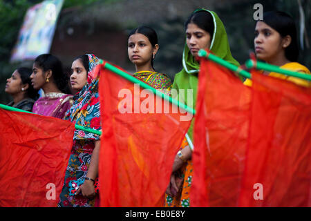 Dhaka, Bangladesch. 23. November 2014. Opfer von Tazreen Fashion machte Protest vor Presseclub anspruchsvolle Strafe für den Fabrikbesitzer Tazreen Fashion und Entschädigung der Opfer von der 2012-Fabrik Feuer in Savar, etwa 30 Kilometer nördlich von Dhaka. Mindestens 124 Menschen starben in einem massiven Blaze die mehrstöckigen Textilfabrik am Stadtrand der Hauptstadt von Bangladesch in eine der schlimmsten Tragödien, Feuer im Land am 25. November 2012 verschlungen. Bildnachweis: Zakir Hossain Chowdhury Zakir/Alamy Live-Nachrichten Stockfoto