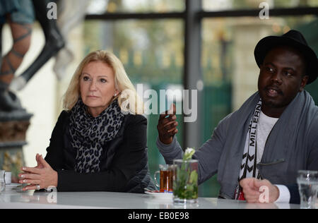 Rust, Deutschland. 22. November 2014. UNICEF-Botschafterin Sabine Christiansen und Kweku Mandela geben eine Pressekonferenz im Europapark in Rust, Deutschland, 22. November 2014. Südafrikanischer Filmproduzent Kweku Mandela, Enkel des südafrikanischen Freiheitskämpfers und ehemaligen Präsidenten Nelson Mandela, startet Christiansen ein Unicef-Hilfsprojekt in Rust für Südafrika, Somalia und Süd-Sudan, mit dem Ziel Einwohner der ärmeren Regionen mit sauberem Wasser versorgen mit. Foto: PATRICK SEEGER/Dpa/Alamy Live News Stockfoto