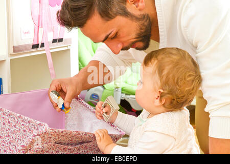 Vater mit Baby zu Hause Stockfoto